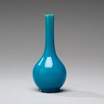 A turquoise glazed vase, Qing dynasty (1644-1912).