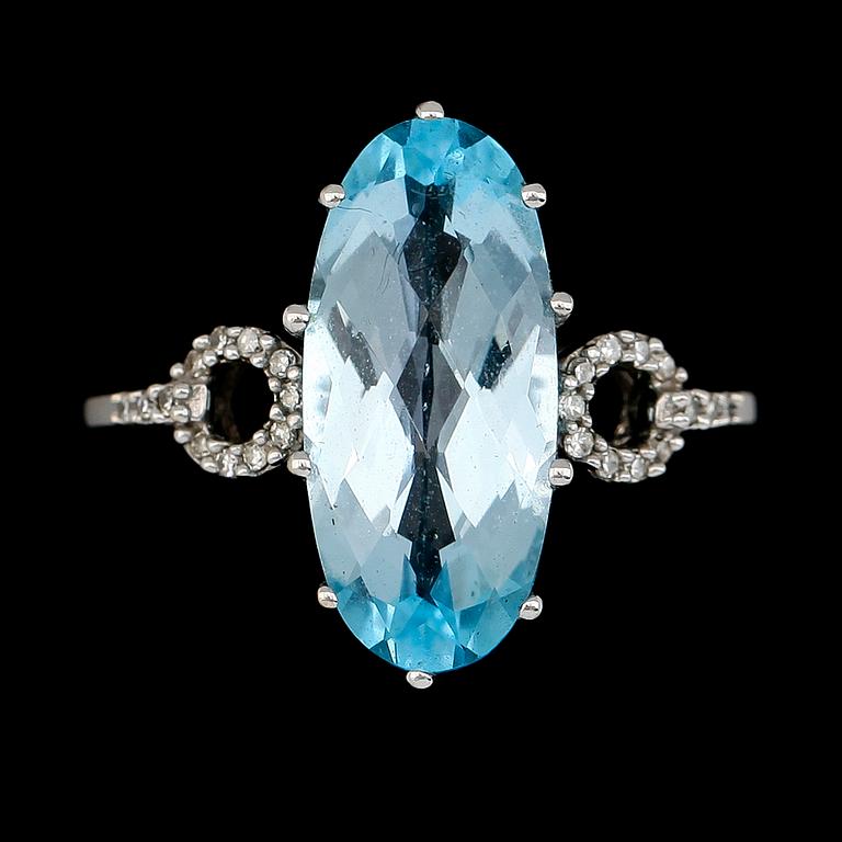 RING, 14K vitguld, blå topas samt diamanter tot ca 0.12 ct.