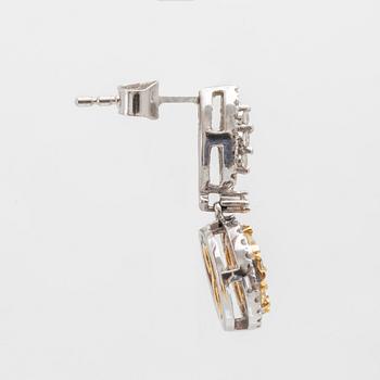 Earrings in 14K white and red gold with round brilliant-cut diamonds.