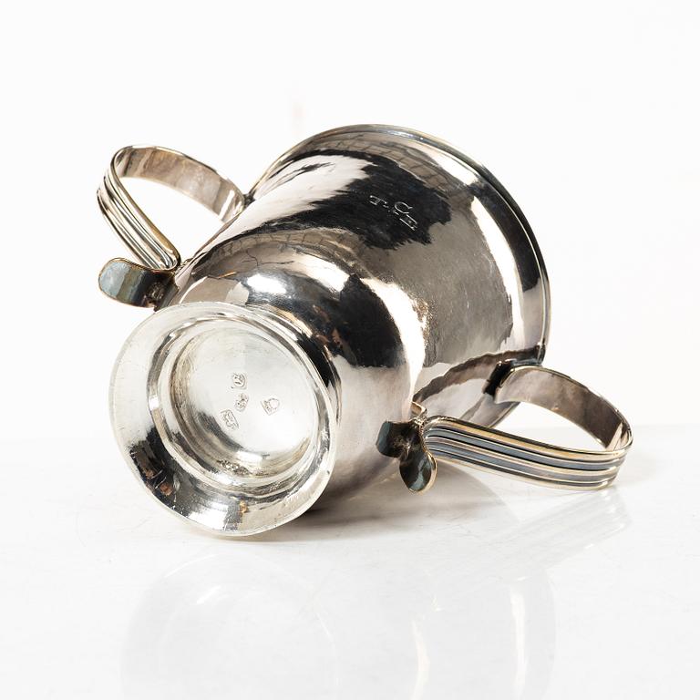 An English silver porringer, mark of Benjamin Cartwright I, London 1760.