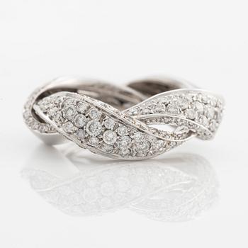 H Strömdahl ring in 18K white gold with round brilliant-cut diamonds.