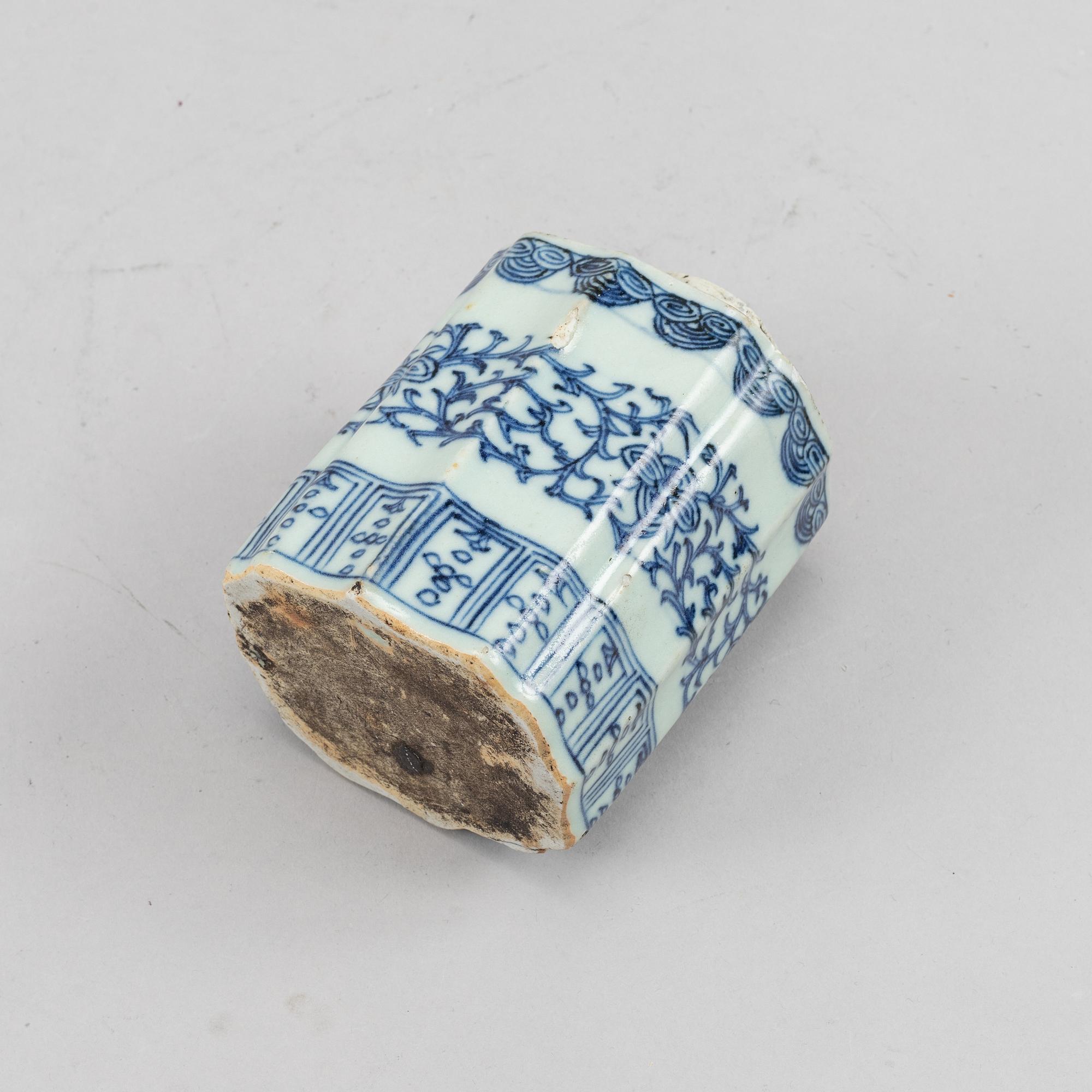 A blue and white tea caddy and a ginger jar, Qing dynasty, circa 1900.