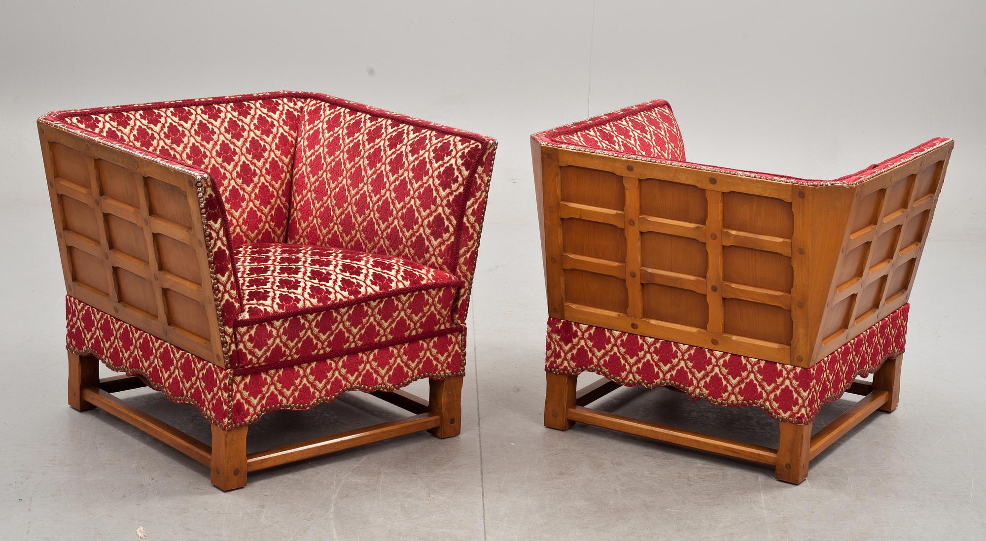 FÅTÖLJER, ett par. Möjligen Gärsnäs, 1900-talets första hälft.