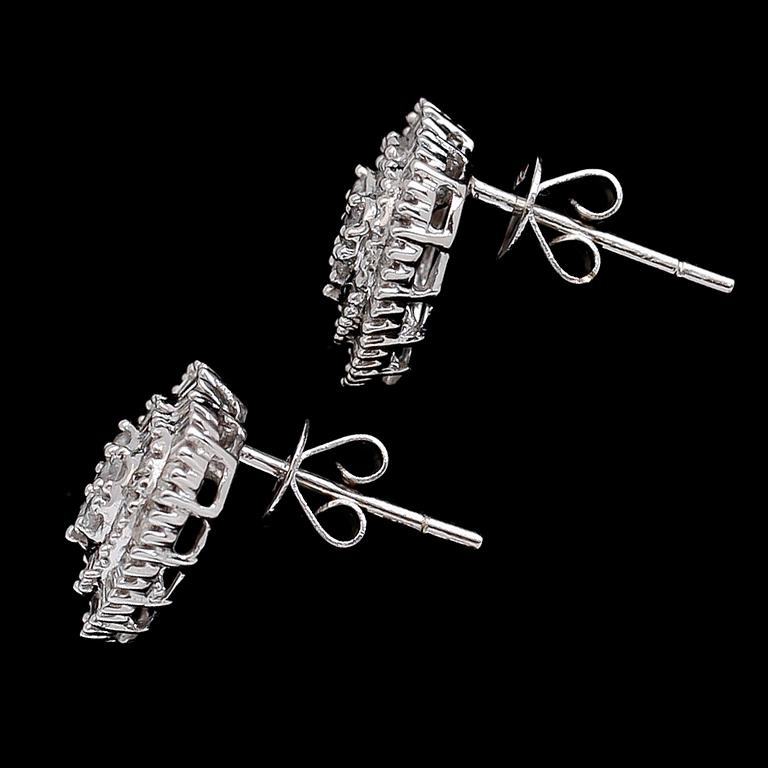 ÖRHÄNGEN, 1 par, 18 k vitguld, diamanter tot 0.73 ct.