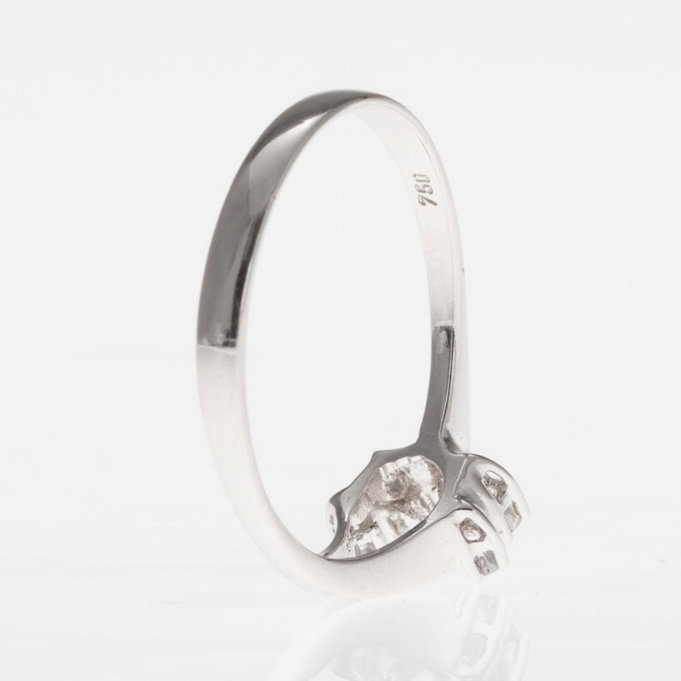 RING, 18K vitguld, fem diamanter, otydliga finska stämplar. Vikt 1,9 g.