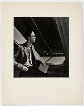 HANS HAMMARSKIÖLD, Silvergelatinfotografi, porträtt av Rune Hassner.