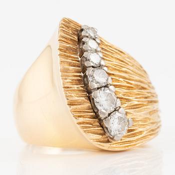 Ring in 18K gold set with brilliant-cut diamonds.