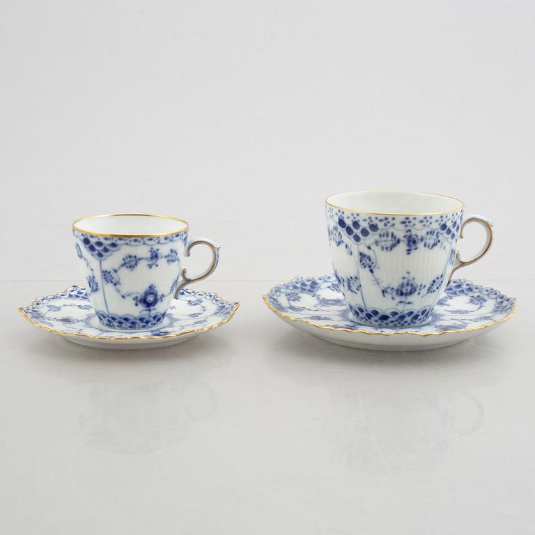 A plate, a coffeecup with saucer and a moca cup with saucer, "Blue Fluted half lace"/"Musselmalet", Royal Copenhagen.