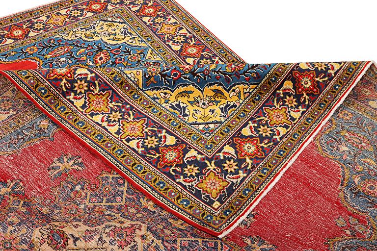 A Sarouk carpet, a. 323 x 217 cm.