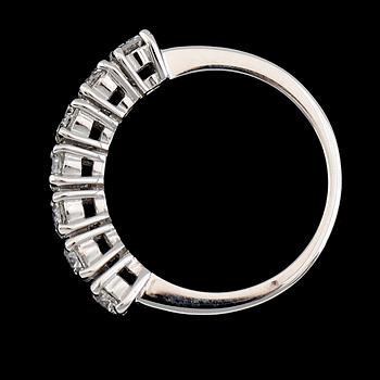 RING, 18K vitguld, 7 briljantslipade diamanter tot ca 1.33 ct.