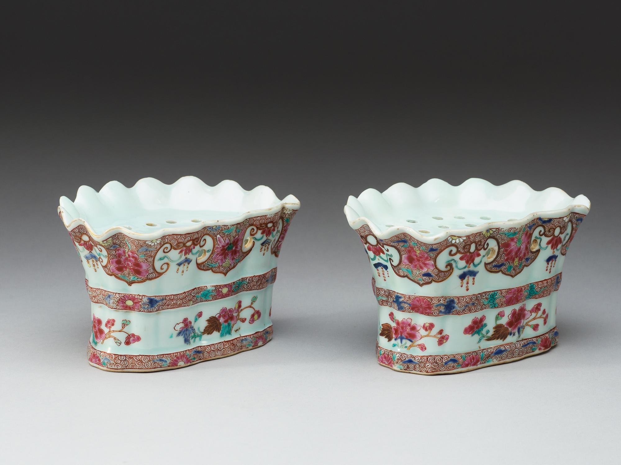 TULPANVASER för VÄGG, ett par, kompaniporslin. Qing dynastin, Qianlong (1736-95).
