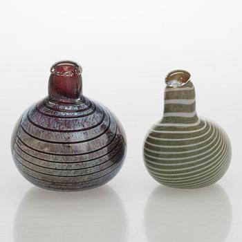 Oiva Toikka, Two glass birds, signed Oiva Toikka Nuutajärvi Notsjö, and O. Toikka Nuutajärvi.