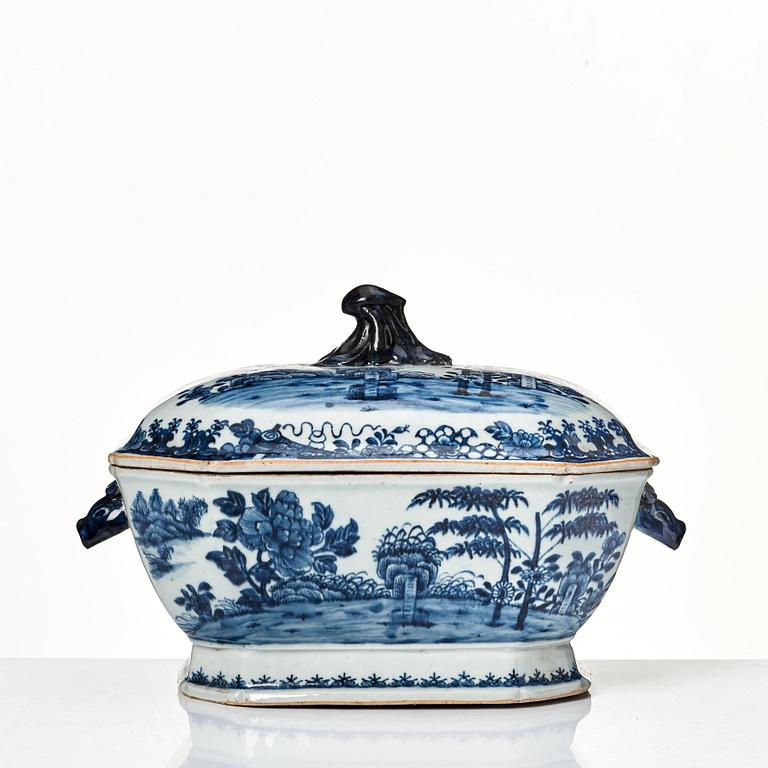 A blue and white tureen with cover and stand, Qing dynasty, Qianlong (1736-95).