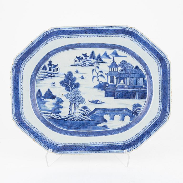 A Chinese blue and white service, 22 parts, Qing dynasty, 19th century.