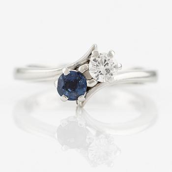 Ring, Syskonring, 18K vitguld med briljantslipad diamant och safir.