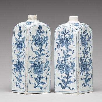 A pair of blue and white bottles, Ming dynasty, 17th Century.
