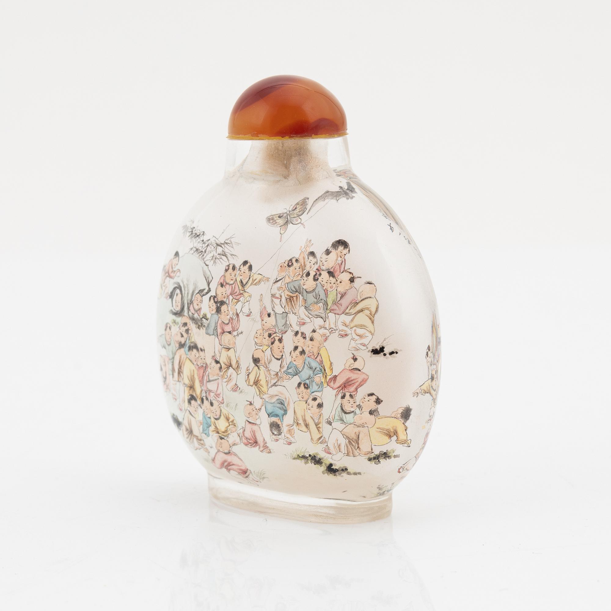 Snusflaska, insidesmålad på glas. Kina, 1900-talets andra hälft.