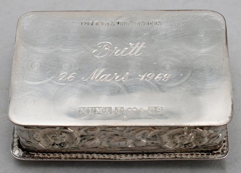 CIGARETTETUI SAMT DOSA, silver. Tot vikt ca 191 g.