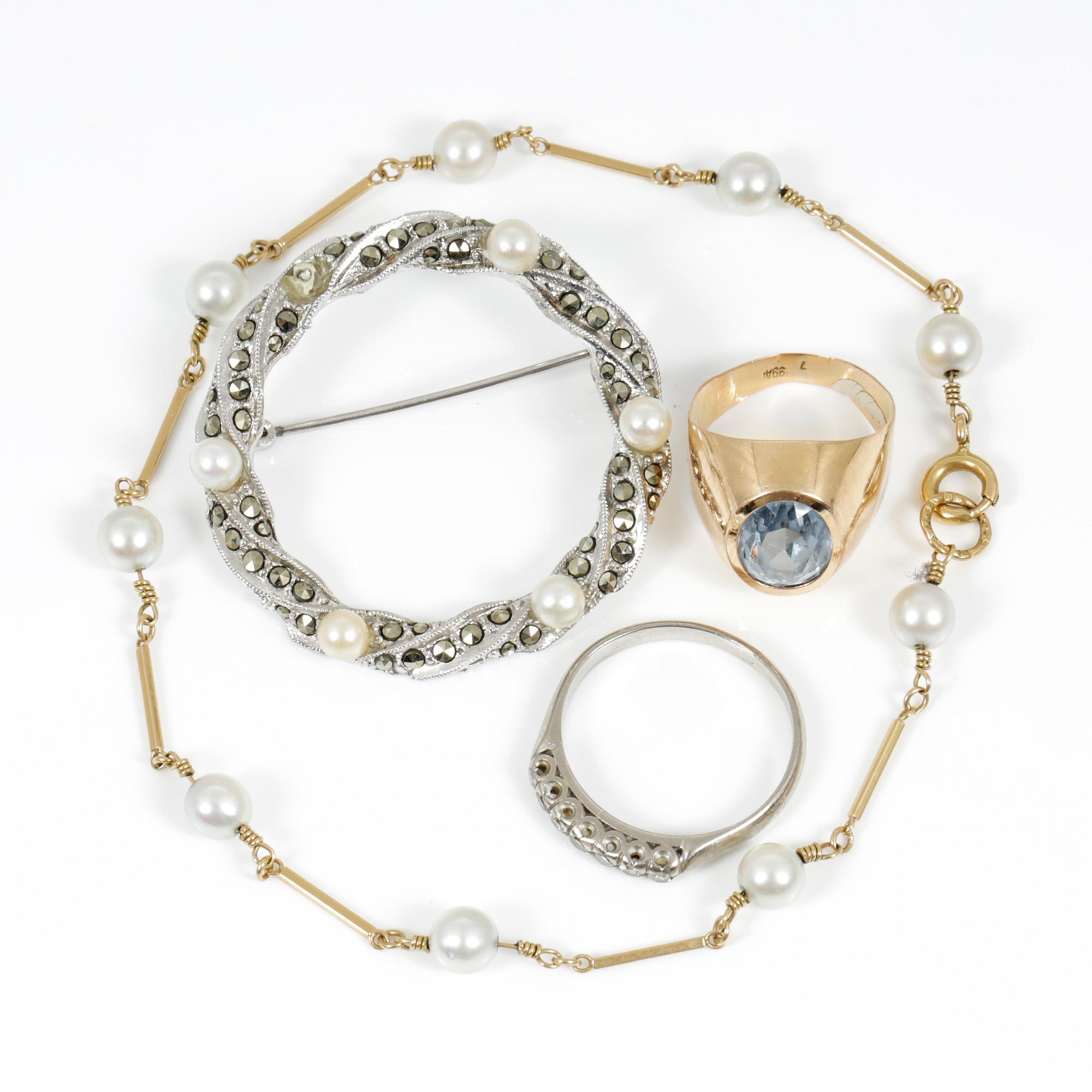 PARTI SMYCKEN, 4 delar, inklusive 2 ringar, brosch samt armband, olika metall. Vikt 14,02 g.