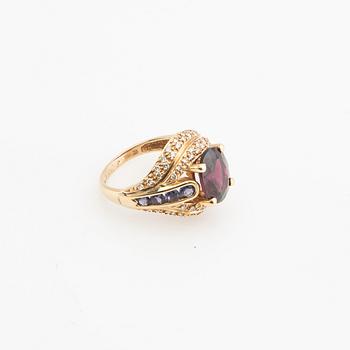 Ring, 18K gold with garnet, lavender-coloured iolites and brilliant-cut diamonds.