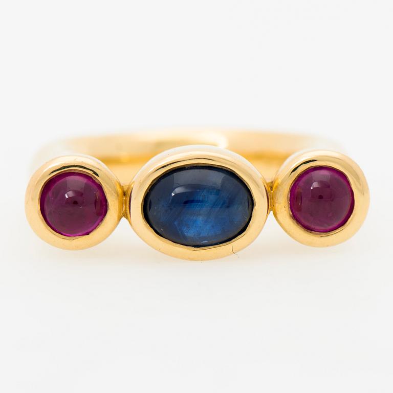 A RING, cabochon cut sapphire, cabochon cut rubies, 18K gold.