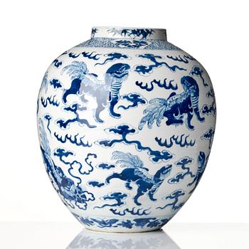 A large blue and white jar, Qing dynasty, 19th century.