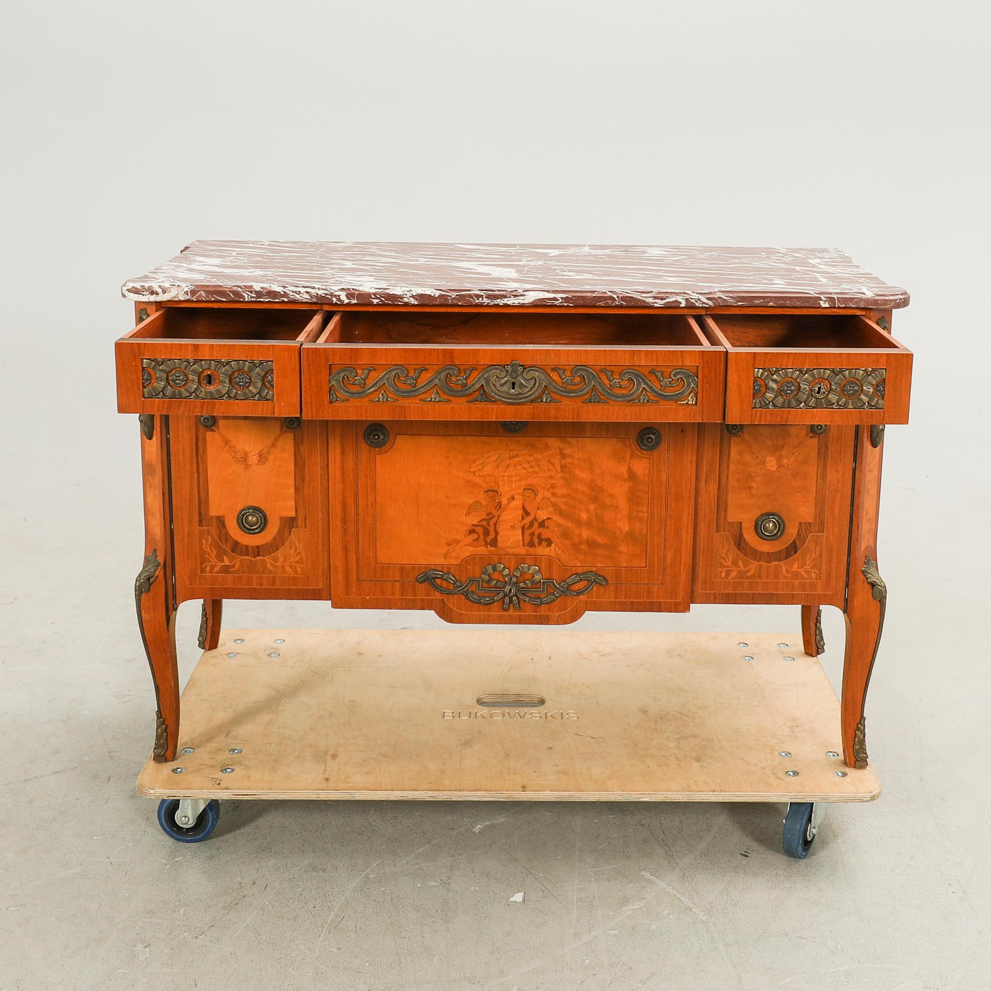 A mid 1900s Gustavian style mahogany dresser.