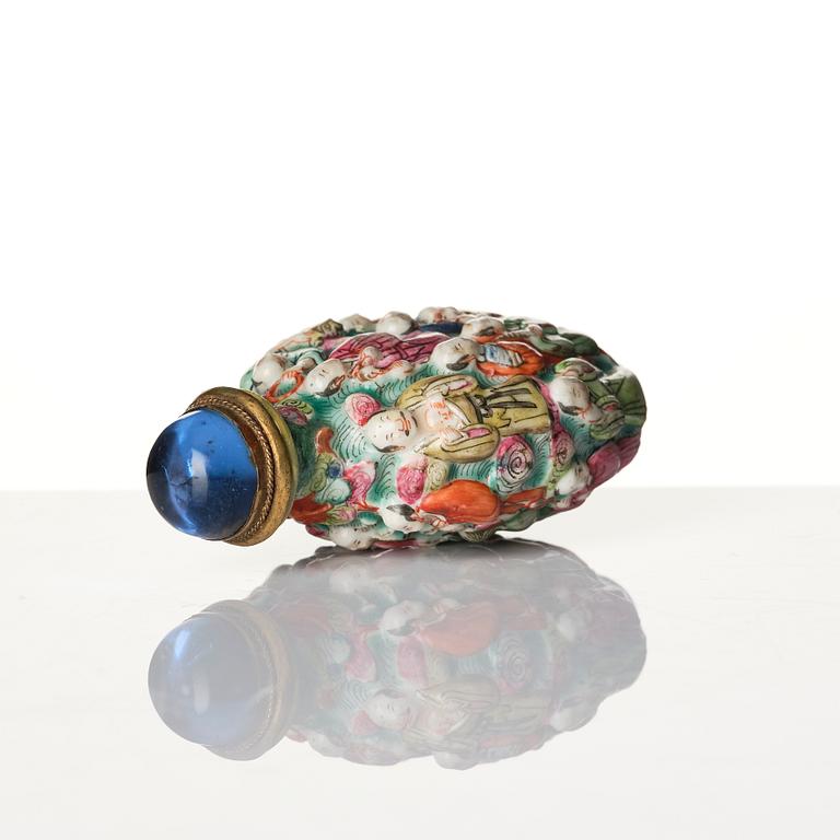 A Chinese porcelain snuff bottle, late Qing dynasty / early 20th century.