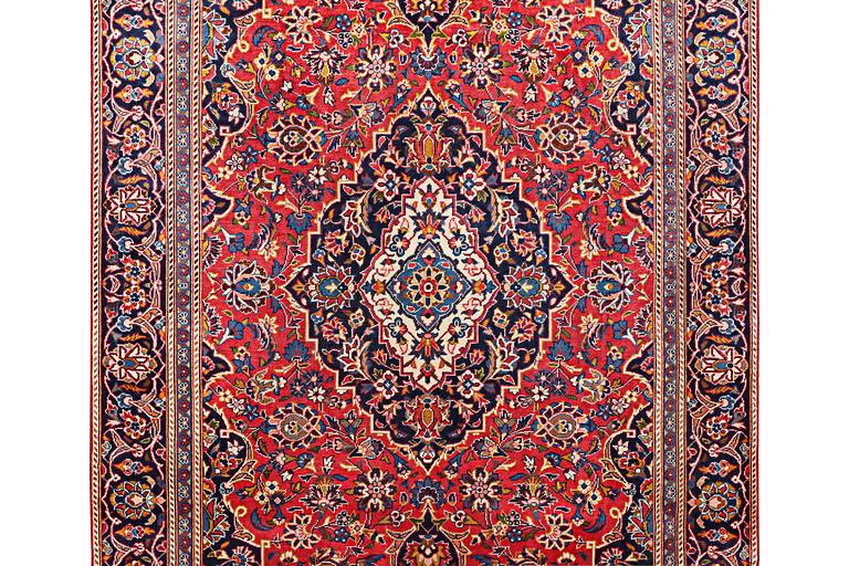 A carpet, Kashan, ca. 280 x 173 cm.