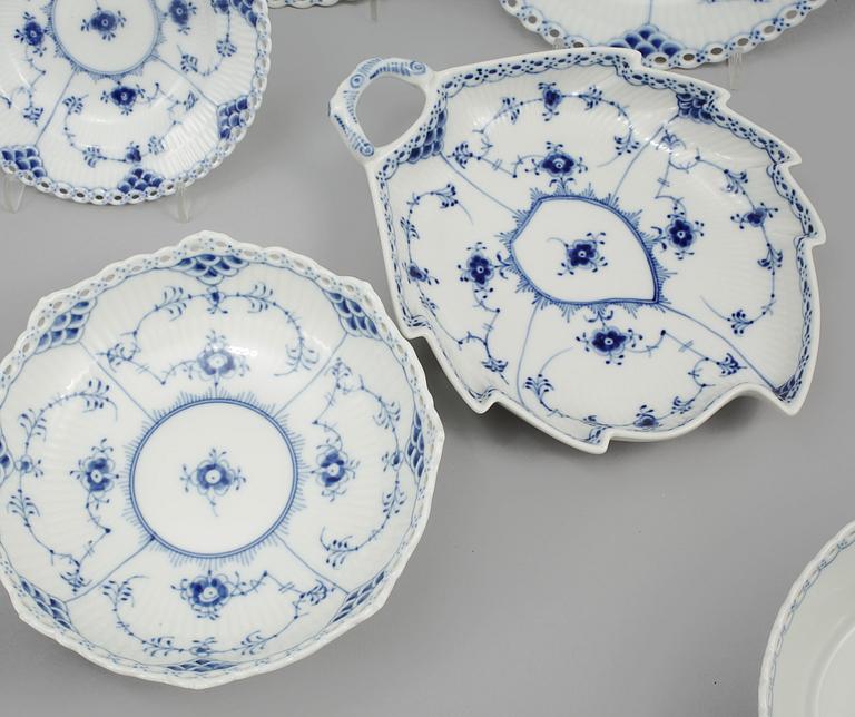 SERVISDELAR, 26 delar, porslin, "Musselmalet", Royal Copenhagen, 1900-talets andra hälft.