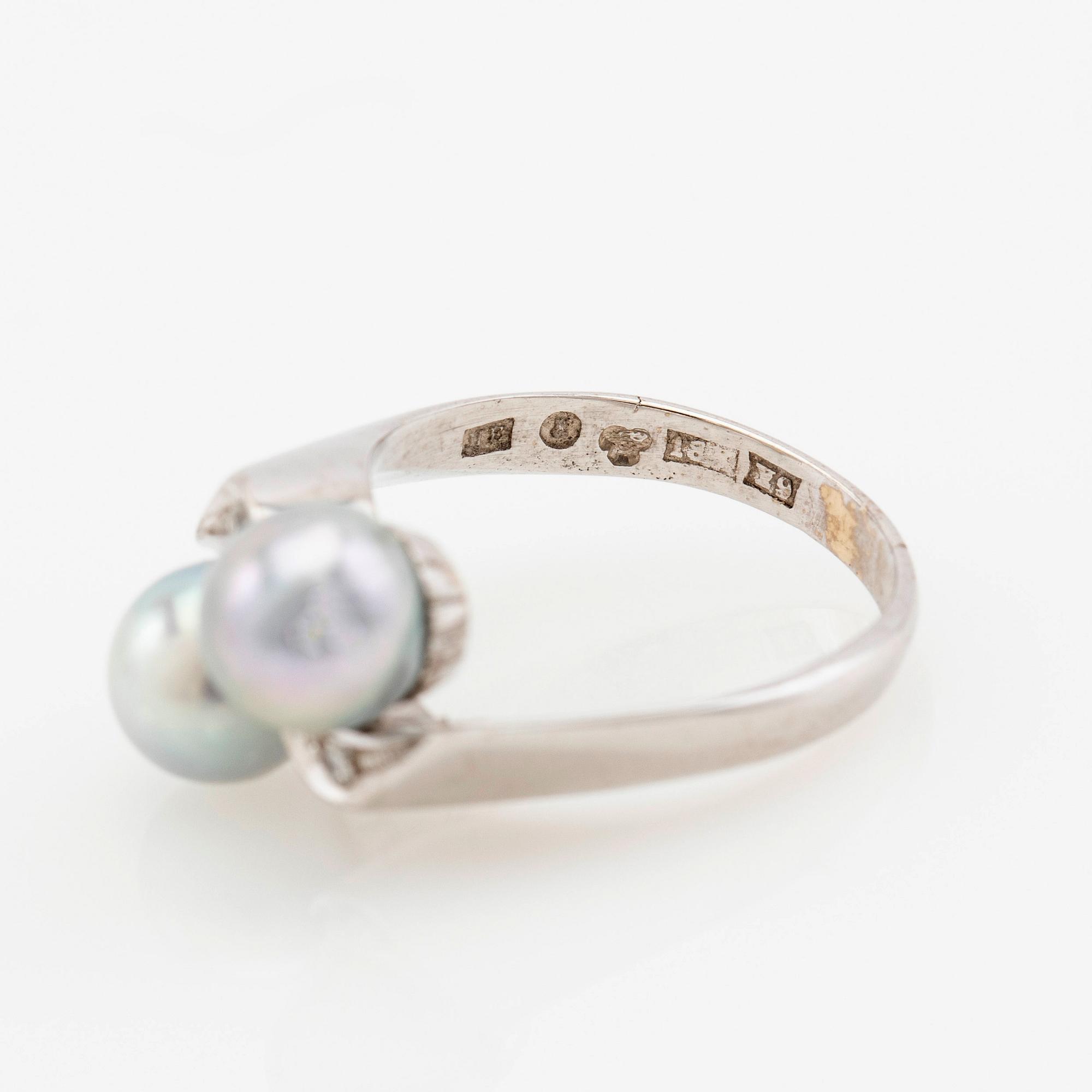 Ring, 18K white gold with cultured pearls and brilliant-cut diamonds.