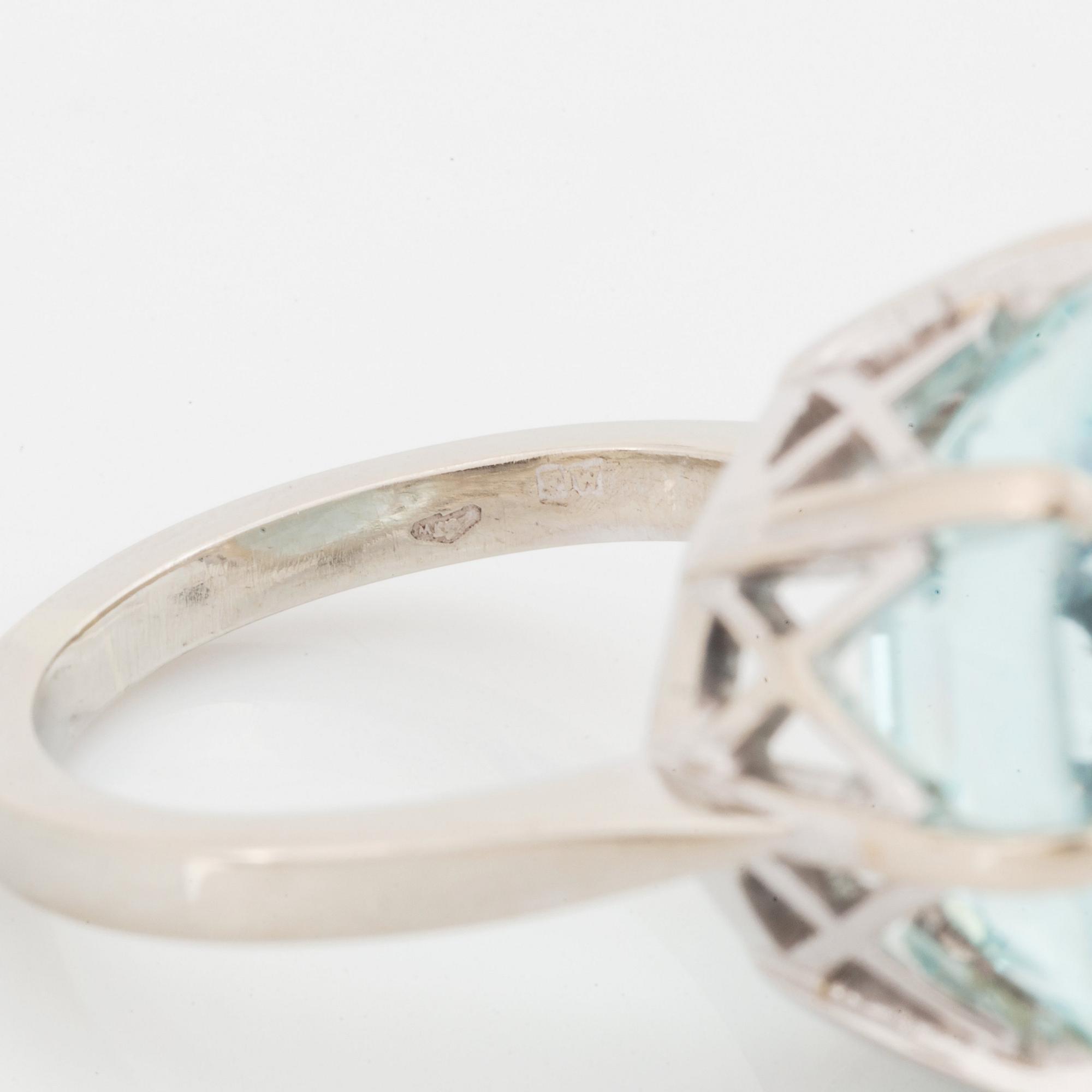 Ring 14K vitguld med en fasettslipad akvamarin.