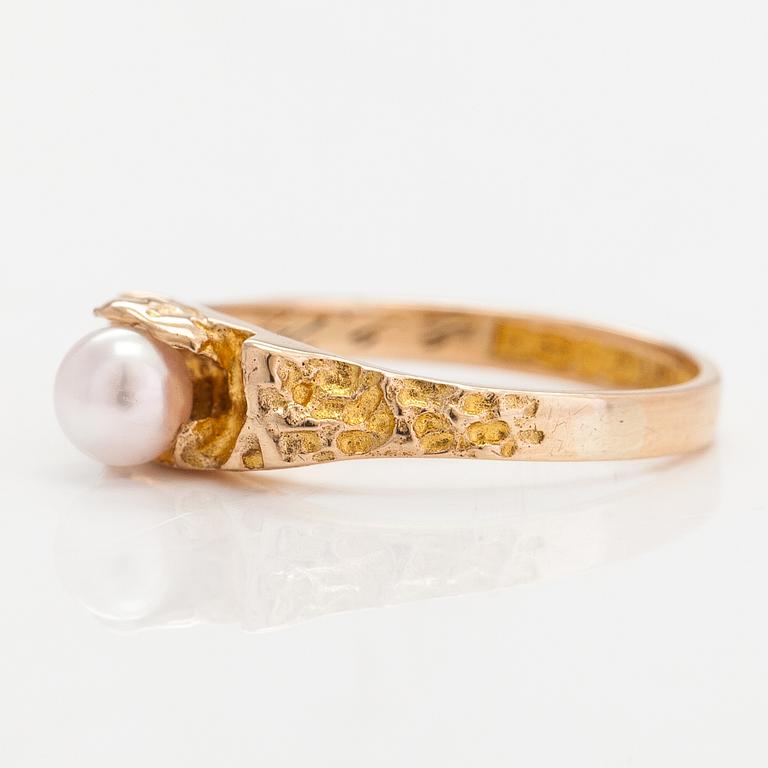 Björn Weckström, A 14K gold and cultured pearl ring "Small word". Lapponia 1974.