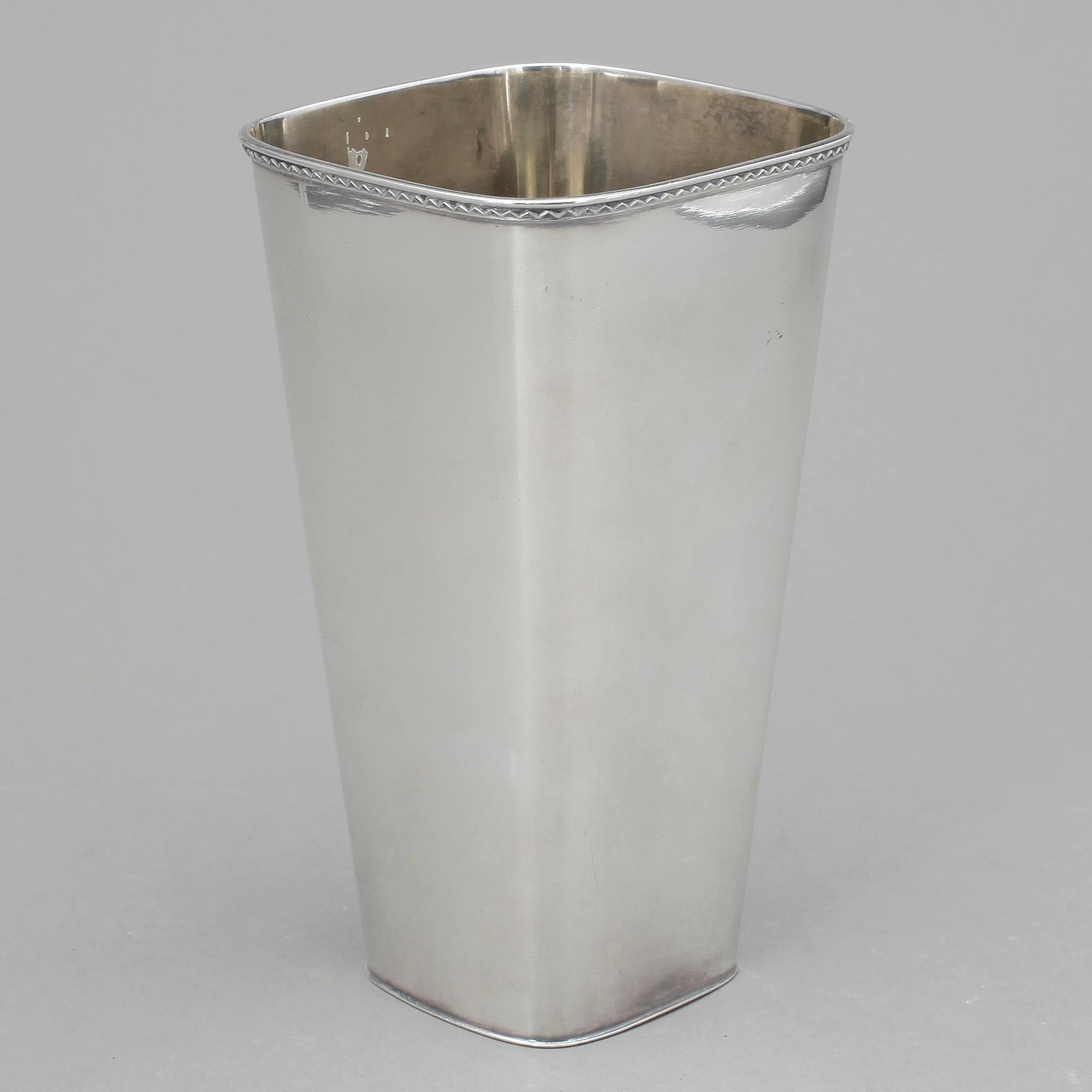 VAS, sterlingsilver, Gustaf Jansson för CG Hallberg, Stockholm, 1958. Vikt ca 362g.