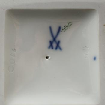 VAS SAMT LJUSSTAKAR, 1 par, porslin, Meissen, 1900-talets andra hälft.