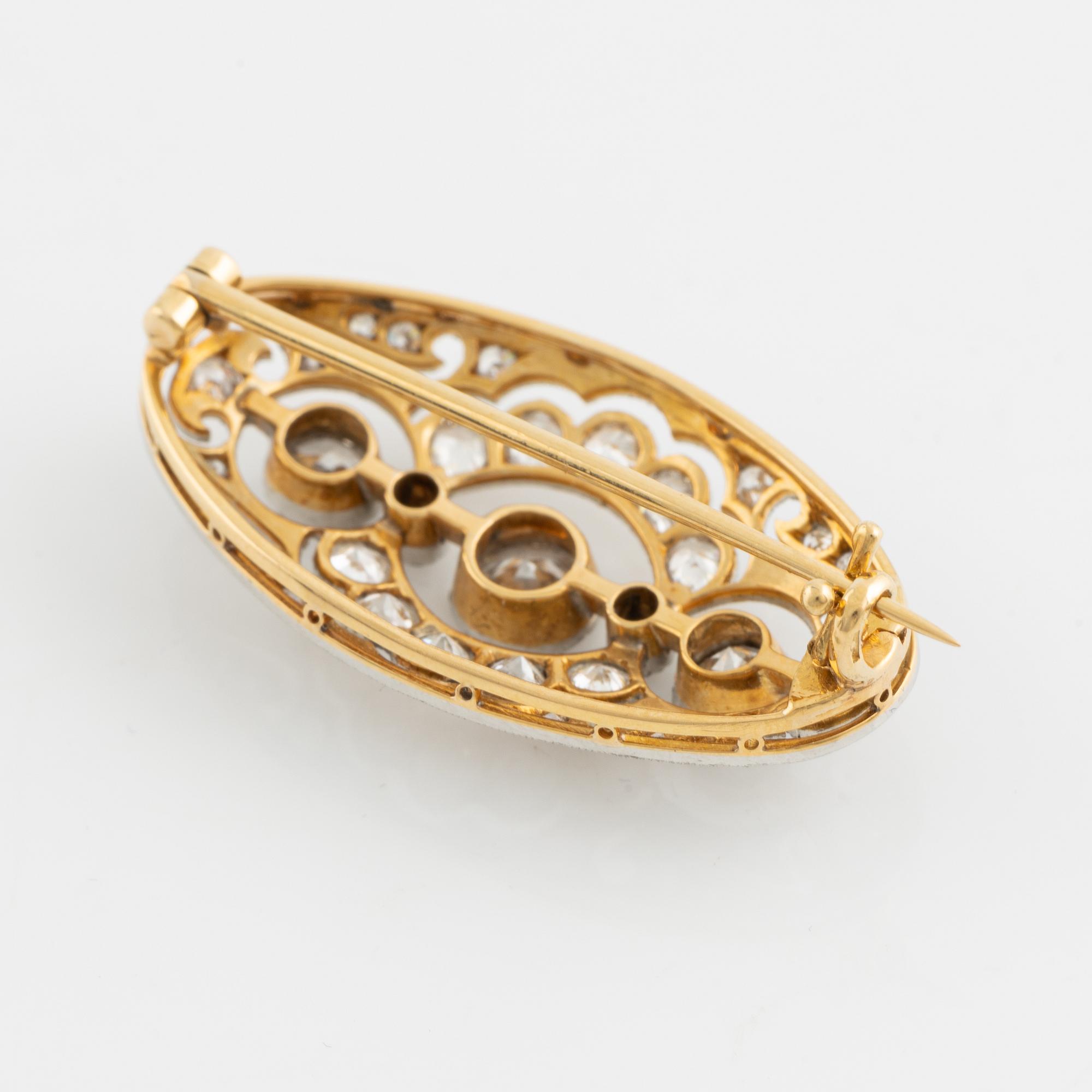 Gold and platinum and old cut diamond brooch.
