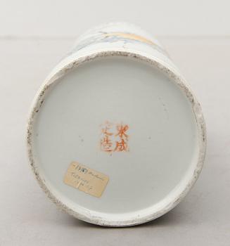 PENSELVAS, porslin, Kina, 1800-/1900-tal.