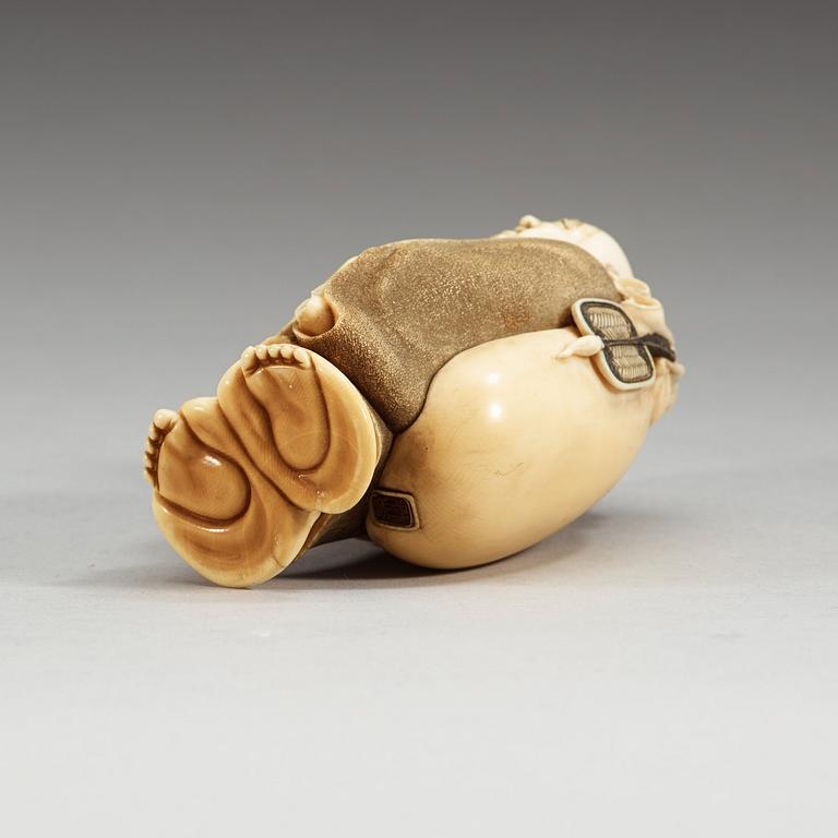OKIMONO, elfenben. Japan, Meiji (1868-1912).