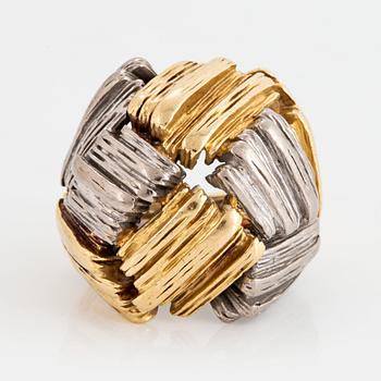 983. An 18K gold and platinum ring.