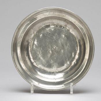 Eight pewter pieces, 18th/19th ct.