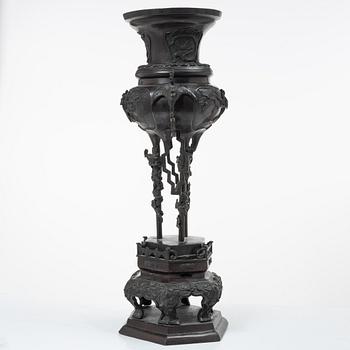 A large Japanese bronze censer, Meiji (1898-1912).