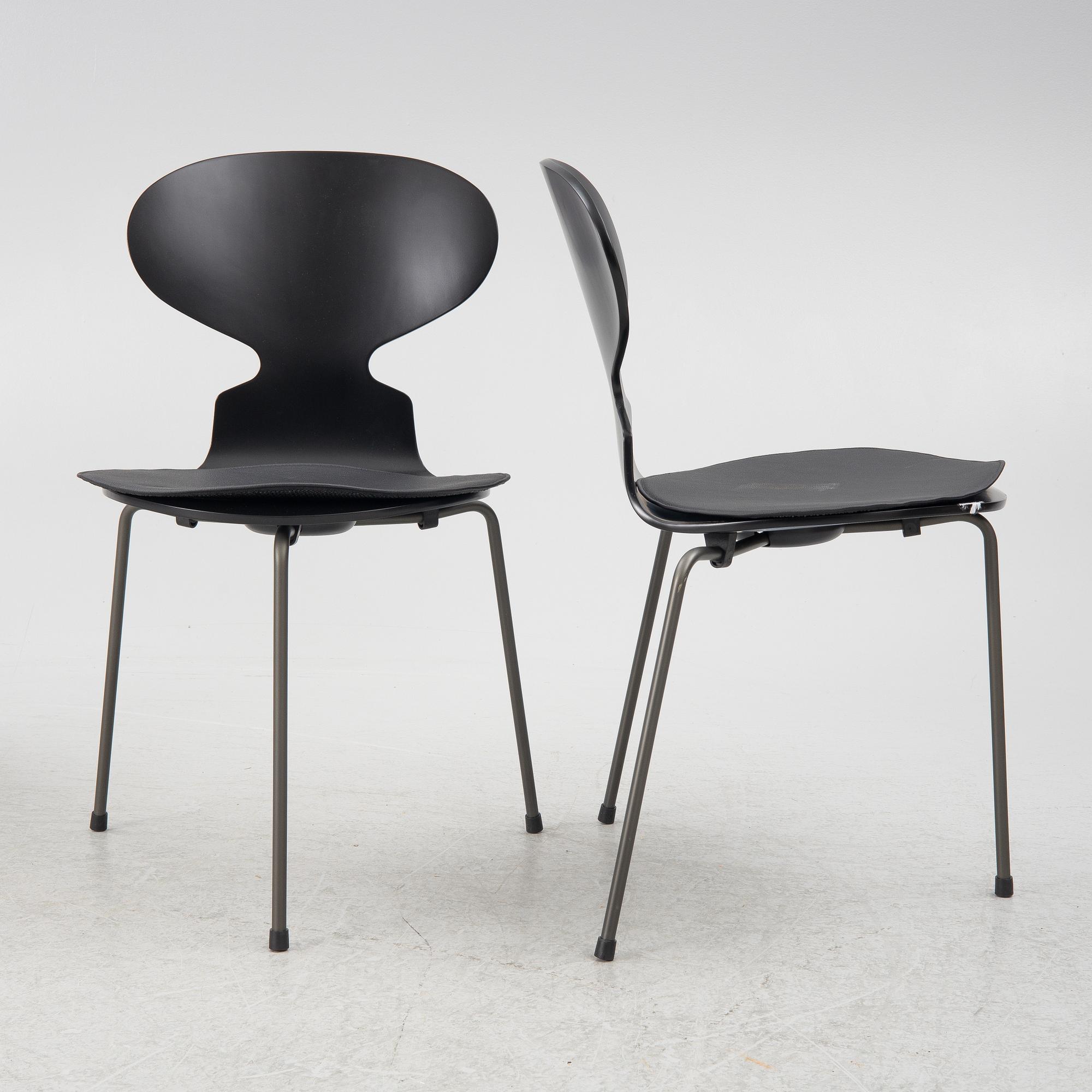 Arne Jacobsen, stolar, 4 st, "Myran", Fritz Hansen, Danmark, 1900-talets andra hälft resp 2024.