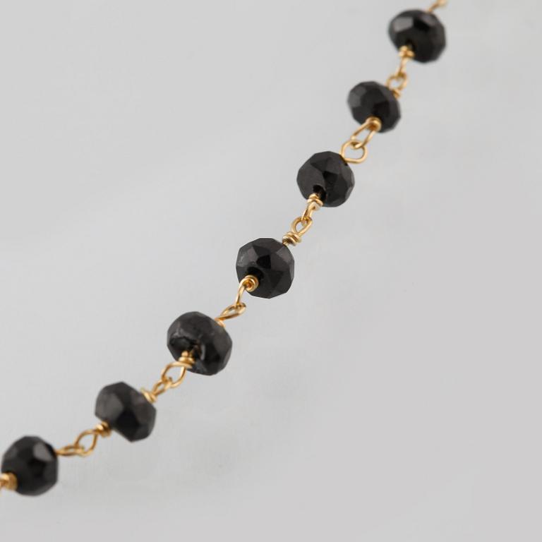 COLLIER, förgyllt sterlingsilver med fasettslipade svarta spinneller. Vikt 13,2 gram.