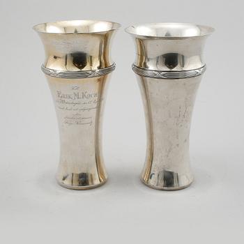 POKALER, 2 st snarlika, silver, C.G Hallberg, Stockholm, 1906 och 1907. Vikt 915 g.