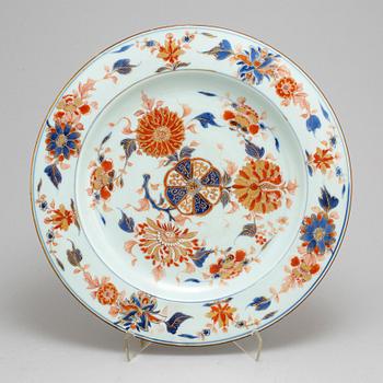 A large imari dish, Qing dynasty, early 18th century.