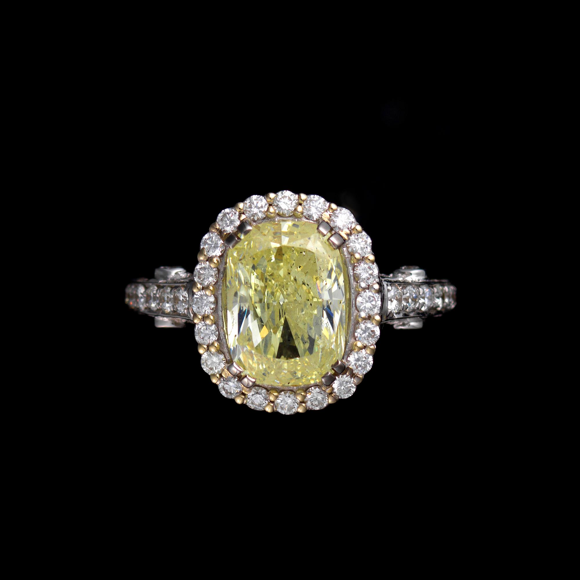 RING, 18K vitguld, diamant 5,014 ct, briljantslipade  diamanter totalt ca 0,90 ct. Vikt ca 8 g.