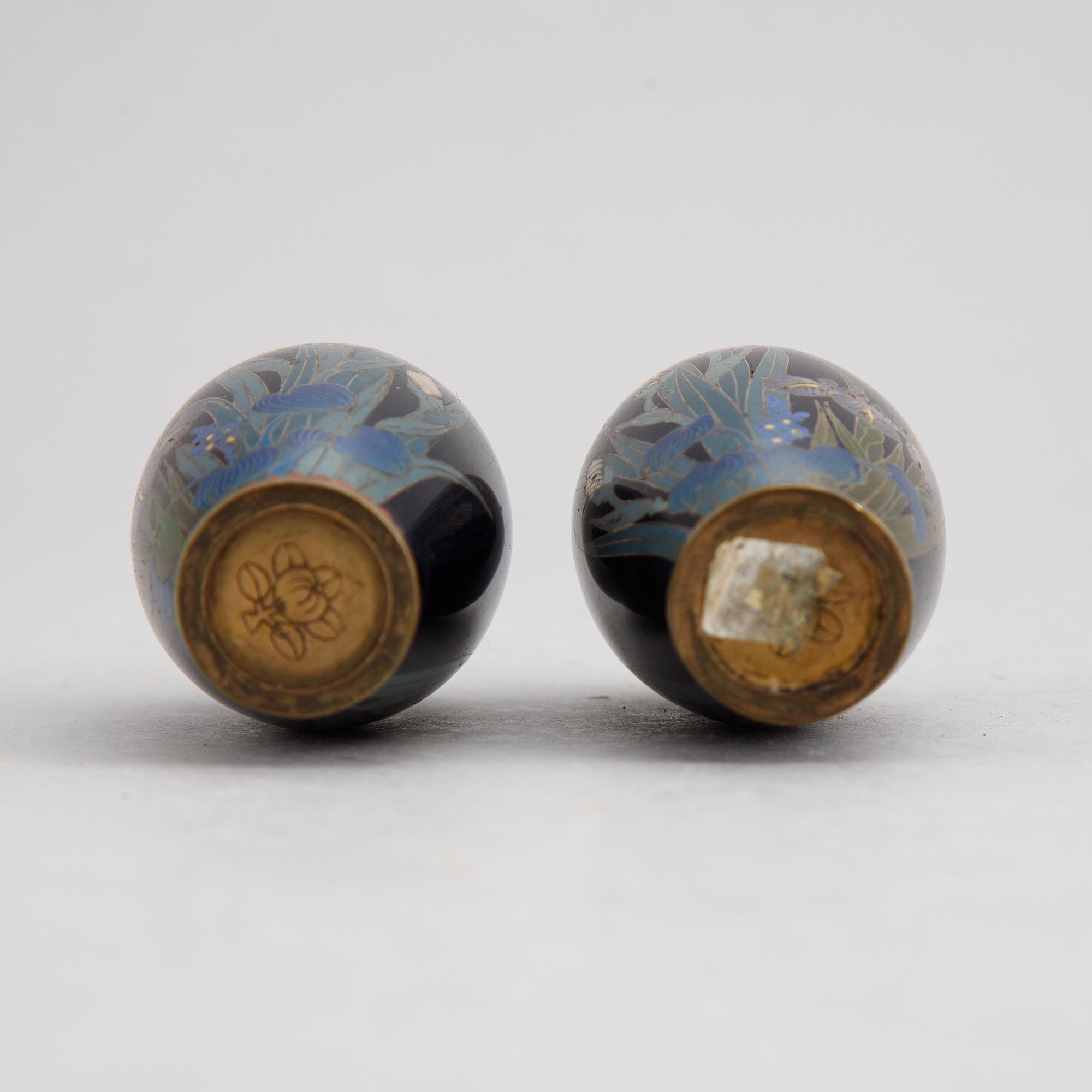 Minatyrvaser, cloisonné, tre stycken (2+1), Japan, Meiji (1868-1912).