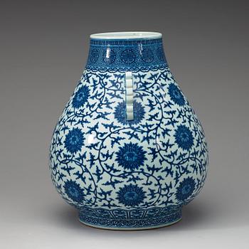 A fine large blue and white Ming-style vase (hu), Qing dynasty (1644-1912), with Qianlong sealmark.