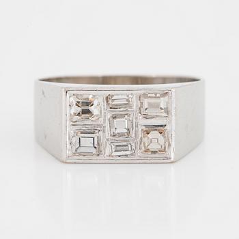 KLACKRING, vitguld med carréslipade diamanter.