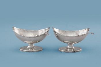 ETT PAR SALTKAR MED SKED, sterling silver. Henry Chawner London 1793. Skedarna Peter & William Bateman London 1805.